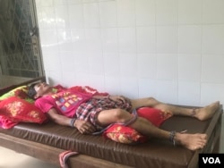 កូន​ប្រុស​របស់​លោក ស៊ីម រី ​កំពុង​សម្រាក​ព្យាបាល​ជំងឺ​នៅ​មន្ទីរពេទ្យមិត្តភាព​ខ្មែរ-សូរៀត រាជធានី​ភ្នំពេញ។ (ធីតា វីន/VOA)