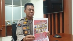 Kabid Humas Polda Sulawesi Tengah Komisari Besar Polisi Didik Supranoto memperlihatkan foto sembilan anggota kelompok teroris Mujahidin Indonesia Timur (MIT), Rabu, 12 Mei 2021. (Foto: Yoanes Litha)