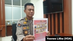 Kabid Humas Polda Sulawesi Tengah Komisari Besar Polisi Didik Supranoto memperlihatkan foto sembilan anggota kelompok teroris Mujahidin Indonesia Timur (MIT), Rabu, 12 Mei 2021. (Foto: Yoanes Litha)