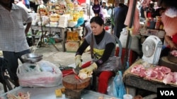 Chợ Chhbar Ampov, một trong những ngôi chợ lớn nhất ở Phnom Penh, việc mua bán gà vẫn diễn ra tốt đẹp