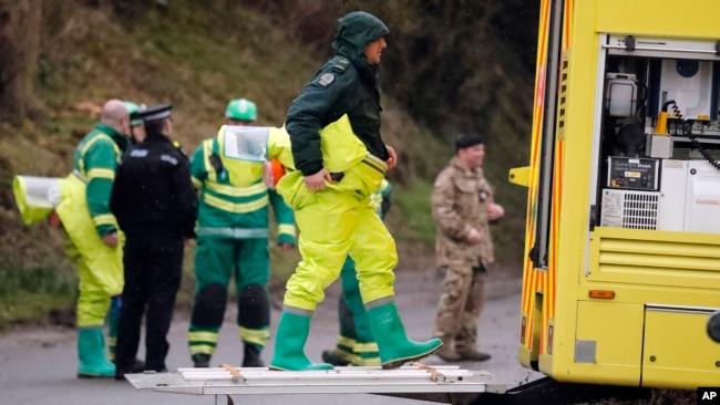 Military forces work on a van in Winterslow, England, March 12, 2018, as investigations continue into the nerve-agent poisoning of Russian ex-spy Sergei Skripal and his daughter, Yulia, in Salisbury, England, March 4, 2018.