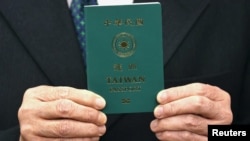 时任台湾外长吴钊燮手持台湾新版护照的样本，在新版护照中Republic of China字样已被去掉，仅保留“中华民国”的中文。（资料照片：2021年1月11日）