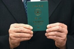 台湾外长吴钊燮手持台湾新版护照的样本。（2021年1月11日）