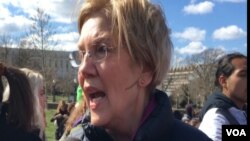 Senator Elizabeth Warren menemui para siswa yang melakukan unjuk rasa di Capitol Hill, Rabu 14/3. (Foto: VOA/ Eva Mazrieva)