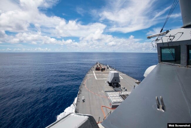 Tàu khu trục USS Ralph Johnson (DDG 114) hoạt động ở quần đảo Trường Sa hôm 14/07/2020. Photo by Mass Communication Specialist 3rd Class Anthony Collier