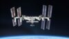 عکس ایستگاه فضایی بین‌المللی که توسط یکی از سرنشینان از داخل سفینه فضایی سویوز گرفته شده است.