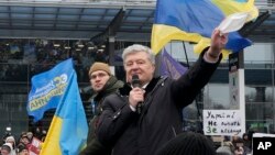 烏克蘭前總統波羅申科抵達基輔國際機場後對支持著講話（2022年1月17日）