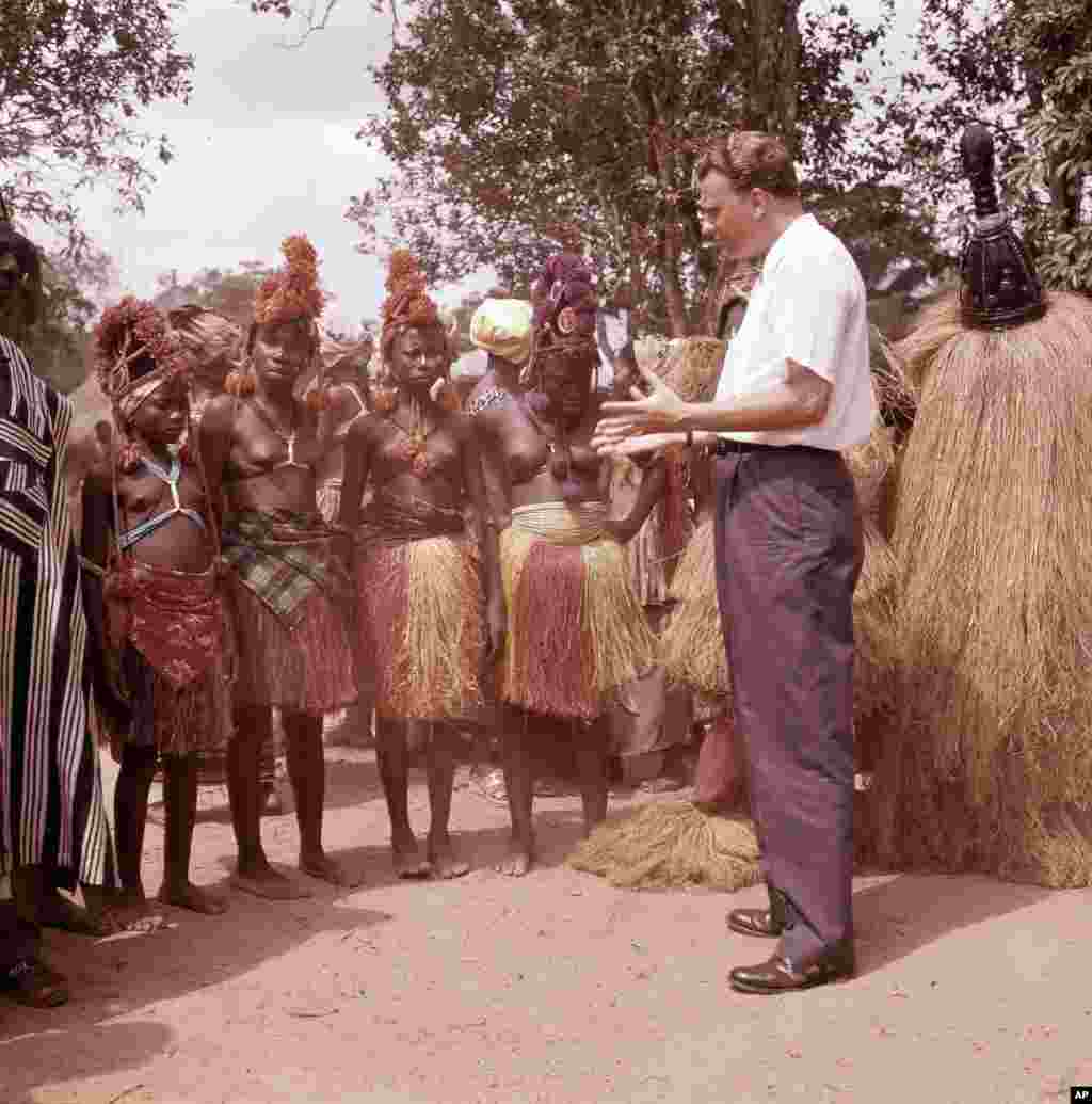 L&#39;évangéliste américain Billy Graham parle avec les femmes d&#39;un petit village au Ghana, en janvier 1960.