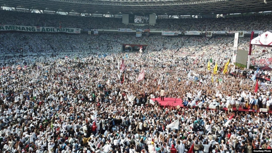 Ratusan ribu massa menghadiri kampanye akbar di Stadium GBK, Senayan, Jakarta, Minggu pagi (7/4) (Prabowo-Sandi Media Center).