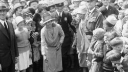 La primera dama Grace Coolidge en 1926 con Rebecca, la mapache que se convirtió en una mascota en lugar de un plato de Acción de Gracias en la Casa Blanca. (Foto de la Biblioteca del Congreso)