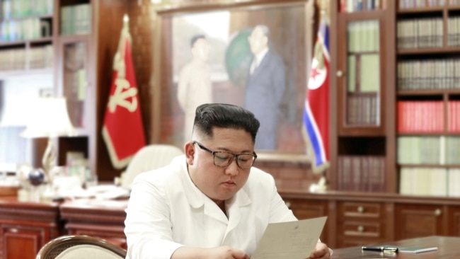 朝中社6月22日发布照片,显示金正恩正在仔细阅读特朗普的私人信函。