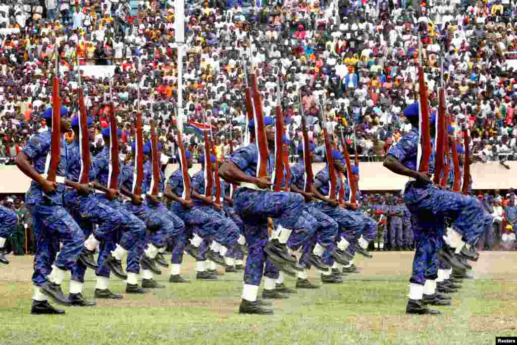 Parade militaire lors de la cérémonie d'investiture du président gambien Adama Barrow et du Jour de l'indépendance de la Gambie au stade de l'indépendance, à Bakau, en Gambie, 18 février 2017. 