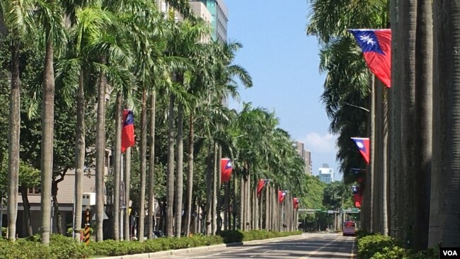 台北主要街道悬挂起青天白日满地红旗帜迎接双十节