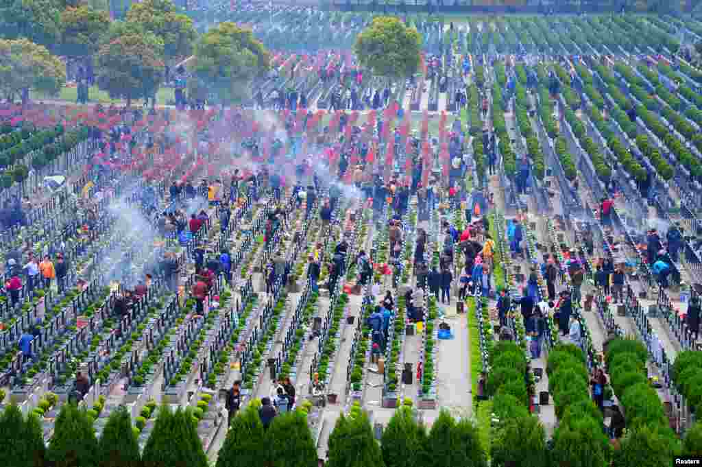 중국의 칭밍제(청명절) 연휴를 맞아 장수성 주민들이 타이창 공원묘지를 참배하고 있다. 동지 후 100일 째 날에 맞춰 조상의 묘를 참배하고 제사를 지내는 명절이다. &nbsp;
