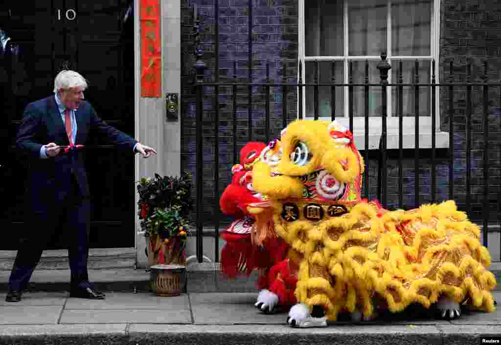 برطانیہ کے وزیر اعظم بوریس جانسن نے بھی لندن میں نئے چینی سال کے موقع پر ہونے والی تقریبات کو دیکھا۔&nbsp;&nbsp; &nbsp;