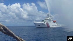 在斯卡伯勒淺灘(黃岩島)附近，一艘中國海警船向一艘菲律賓漁船靠近。 2015年9月23日)