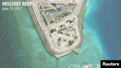 지난해 6월 전략국제연구센터(CSIS)가 공개한 위성 이미지. 남중국해의 분쟁 지역인 스프래틀리 군도의 메이지자오에서 건설된 군사시설이 보인다.
