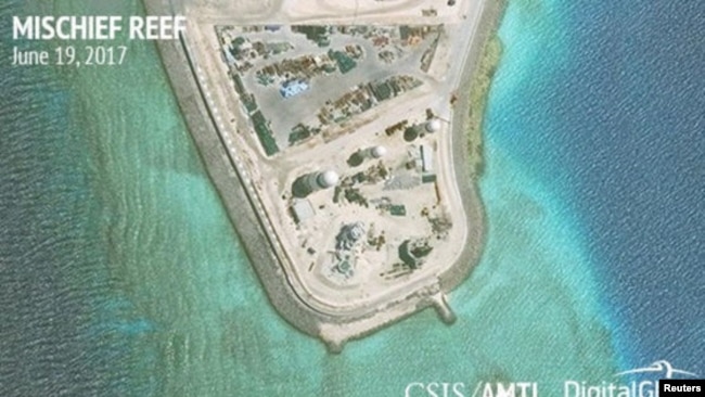 Ảnh vệ tinh của CSIS công bố hôm 19/6 cho thấy việc xây dựng và quân sự hoá của Trung Quốc trên đảo Vành Khăn ở Trường Sa.