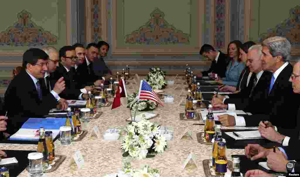 John Kerry, İstanbul &Ccedil;ırağan Sarayı&#39;nda Dışişleri Bakanı Ahmet Davutoğlu&#39;yla (7 Nisan 2013)