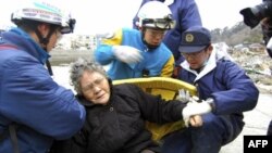 Bà cụ Sumi Abe, 80 tuổi, được giải cứu khỏi đống gạch vụn từ căn nhà của bà ở Ishinomaki trong quận Miyagi, 20/3/2011