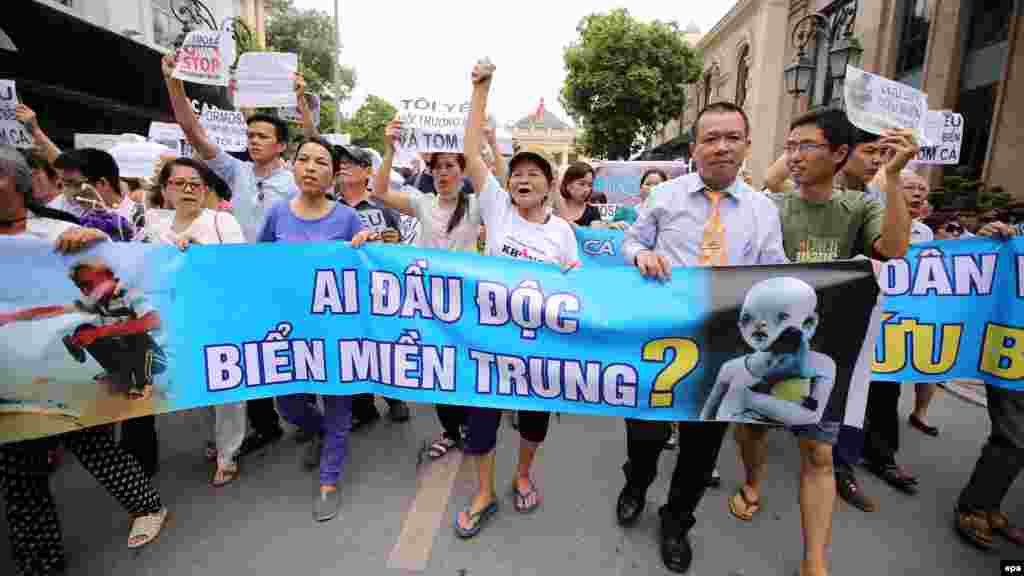Người biểu tình cầm biểu ngữ &quot;Ai đầu độc biển miền Trung&quot; trong cuộc biểu tình phản đối vụ cá chết hàng loạt tại Hà Nội, ngày 1/5/2016.