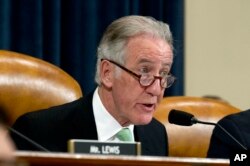 លោក​ Richard Neal​ ប្រធាន​គណៈ​កម្មាធិការ​ប្រមូល​ពន្ធដារ​និង​ប្រាក់​ចំណូល​នៃ​រដ្ឋ​សភា​ខាង​គណបក្ស​ប្រជាធិបតេយ្យ​។