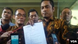 Ketua Forum Anti Penodaan Agama (FAPA) Mursyal Fadilah usai melaporkan Sukmawati Soekarno Putri ke Badan Reserse Kriminal Mabes Polri, Rabu (4/4).( Foto: VOA/Fathiyah)