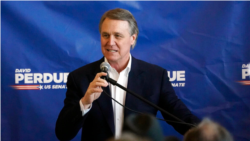 Kandidati republikan për Senat, Senatori David Perdue, duke folur në aeroportin Peachtree Deklab në Atlanta më 2 nëntor 2020.