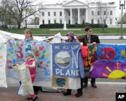 环保人士在白宫前集会