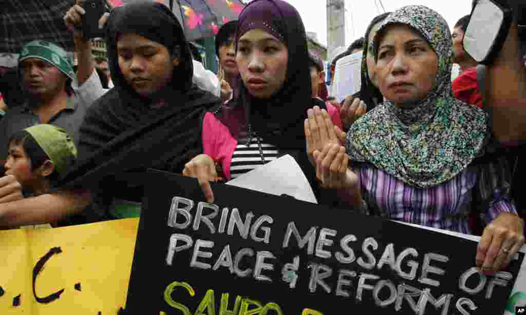 Filipino Muslims hold a placard calling for peace during the start of Ramadan inside a mosque in Quiapo, metro Manila August 1, 2011. Muslims around the world abstain from eating, drinking and conducting sexual relations from sunrise to sunset during Rama