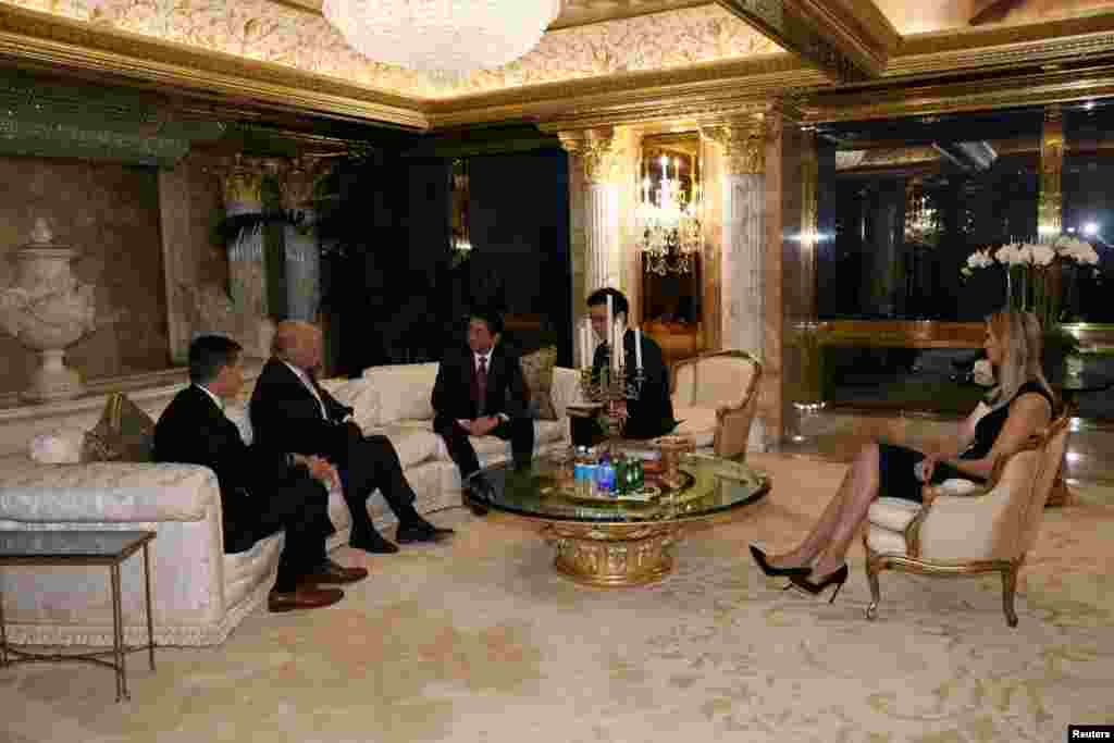 2016年11月17日，美國當選總統川普和日本首相安倍在紐約的川普大樓裡川普家的客廳會面。川普的女兒伊萬卡&middot;川普&middot;庫什納在場 