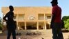 Des étudiants burkinabè devant l'université de Ouagadougou, le 7 novembre 2014.