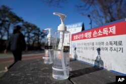 Botoh hand sanitizer berada di tempat umum guna mencegah penyebaran virus corona di sebuah taman di Goyang, Korea Selatan, 4 Desember 2021. (Foto: AP)