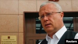 Олександр Лебедєв, колишній офіцер КДБ, привіз Євгенія Лебедєва в Британію у дитячому віці, коли працював у Лондоні під дипломатичним прикриттям