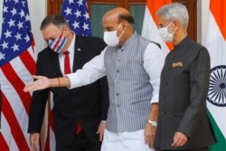2020年10月27印度国防部长辛格(中)和美国国务卿蓬佩奥(左)在新德里会谈前合影留念。