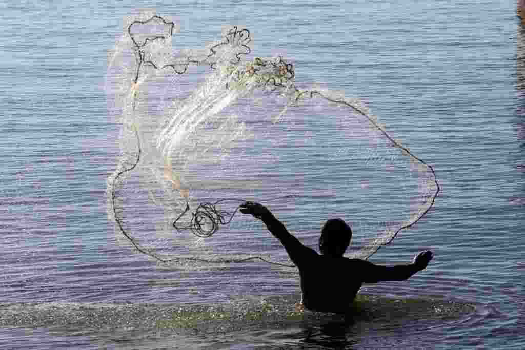 Un pescador echa una red sobre el Lago Cocibolca, el más grande de Nicaragua.