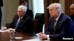 Presiden AS Donald Trump dan Wakil Presiden Mike Pence dalam rapat yang membahas wabah virus corona di Ruang Kabinet, Gedung Putih, Washington D.C, 17 Maret 2020. (Foto: Reuters)