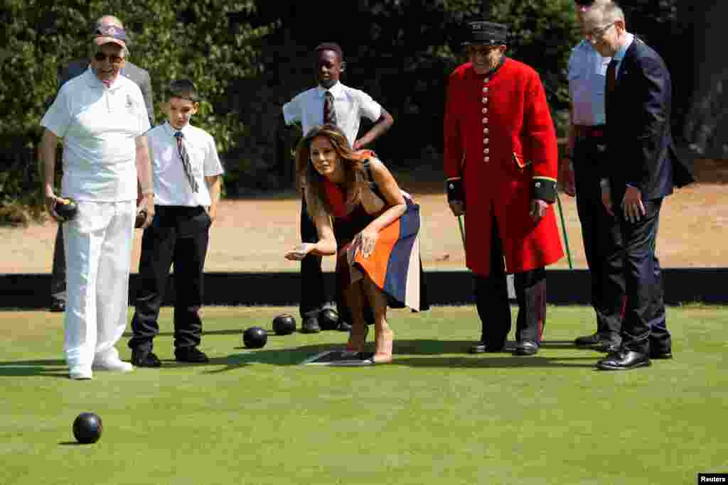 &nbsp;همبازی شدن بانوی اول آمریکا و فیلیپ می، همسر نخست وزیر بریتانیا با دانش آموزان و کهنه سرباران در بازی بولینگ روی چمن به هنگام بازدیدشان از بیمارستان سلطنتی چلسی لندن &nbsp;