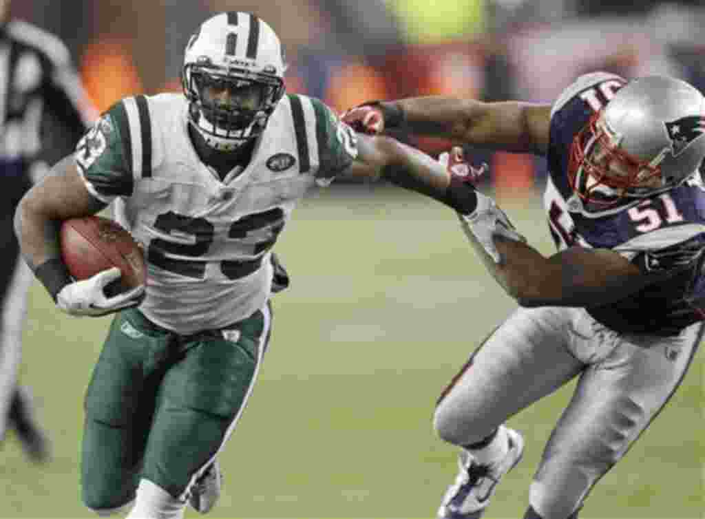 Shonn Greene, de los New York Jets, corre con el balón mientras es perseguido por Jerod Mayo, del New England Patriots.