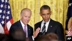 El presidente Obama (derecha), junto al vicepresidente Biden, pidieron al Senado crear leyes que eviten la discriminación laboral a los homosexuales.