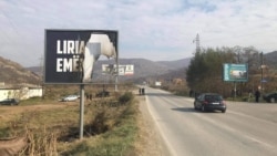 Bilbord na kojem je pored natpisa “Sloboda ima ime” istaknut i amblem Oslobodilačke vojske Kosova zapaljen je u noći između ponedeljka i utorka (Foto: VOA)