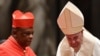 Cardinal ya sika ya RDC Frindolin Ambngo Besungu (D) azali kosolola na Papa François na milulu mya bokelali na ye na Roma, 5 pctpbre 2019.