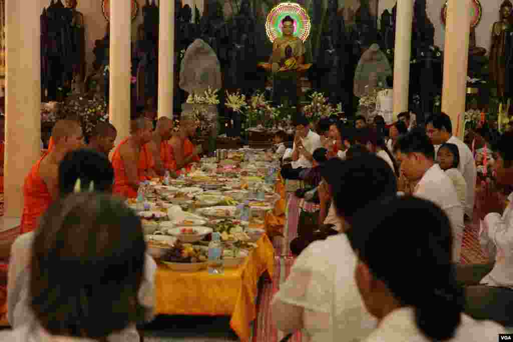 ពុទ្ធសាសនិកប្រគេនចង្ហាន់ដល់ព្រះសង្ឃ នៅថ្ងៃបុណ្យភ្ជុំបិណ្ឌ ក្នុងវត្តមួយកណ្តាលរាជធានីភ្នំពេញ កាលពីថ្ងៃទី១ ខែតុលា ឆ្នាំ២០១៦។ (ហ៊ាន សុជាតា/ VOA)