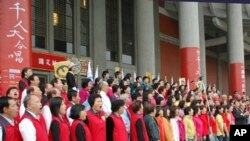 在台北国父纪念馆前的大合唱结束前，群众唱《中华民国颂》