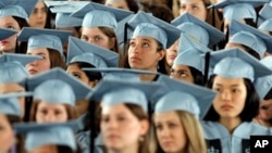 Los graduados destinan el 7 por ciento de sus ingresos para saldar la deuda de sus préstamos estudiantiles.