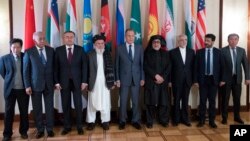 Menlu Rusia Sergey Lavrov (tengah) berpose dengan para delegasi ke konferensi Afghanistan di Moskow, Jumat (9/11). 