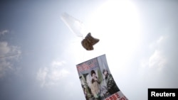 A balloon containing leaflets denouncing North Korean leader Kim Jong Un is seen near the demilitarized zone separating the two Koreas in Paju, South Korea, March 26, 2016, on the sixth anniversary of the sunken naval ship Cheonan.