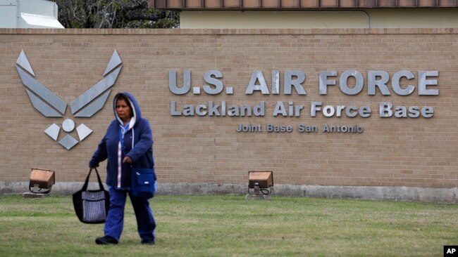 美国从中国武汉撤回的侨民有一部分在德州拉克兰空军基地进行防疫隔离。（2020年2月5日）