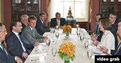 Nancy Pelosi con el presidente ruso Dmitriy Medvedev, el embajador ruso Sergey Kislyak y otros funcionarios durante un almuerzo en el Congreso cuando el líder ruso visitó a líderes legislativos de EE.UU. en 2010