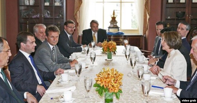 Nancy Pelosi con el presidente ruso Dmitriy Medvedev, el embajador ruso Sergey Kislyak y otros funcionarios durante un almuerzo en el Congreso cuando el líder ruso visitó a líderes legislativos de EE.UU. en 2010